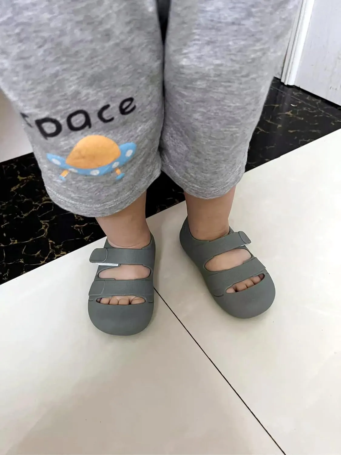 HsdsBebe Little Kids Beach Sandals Toddler Boys Girls Jelly Sandals Closed-Toe With Anti-Slip Rubber Sole Children Summer Outdoor Water Shoes