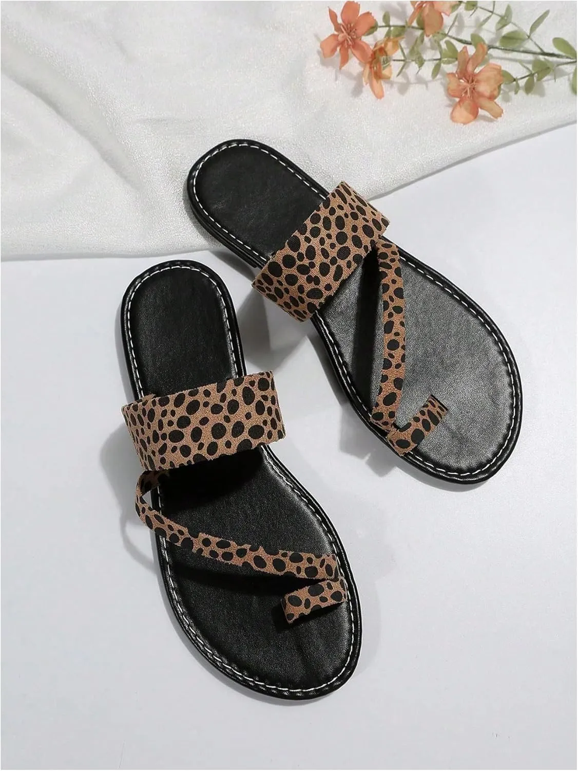 OYOANGLE Women's Leopard Print Toe Ring Sandals Strappy Open Toe Slip On Flat Casual Outdoor Sandals