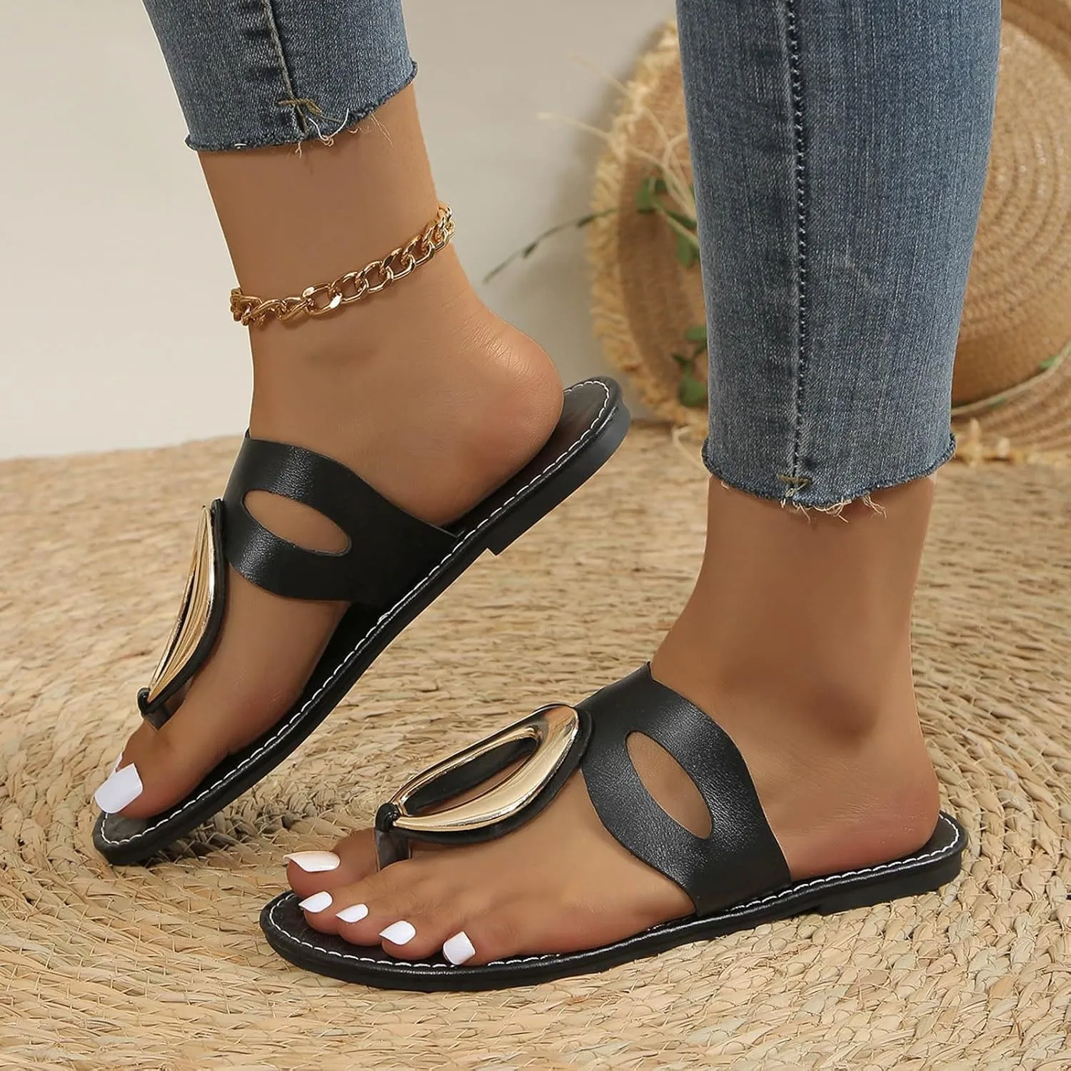 SuanlaTDS Flat Flip Flops for Women Thong Sandals 2025 Dressy Metal Decoration T-Strap Open Toe Slip On Slides Slippers Flats Summer Comfortable Low Heel Walking Bohemian Outdoor Beach Shoes