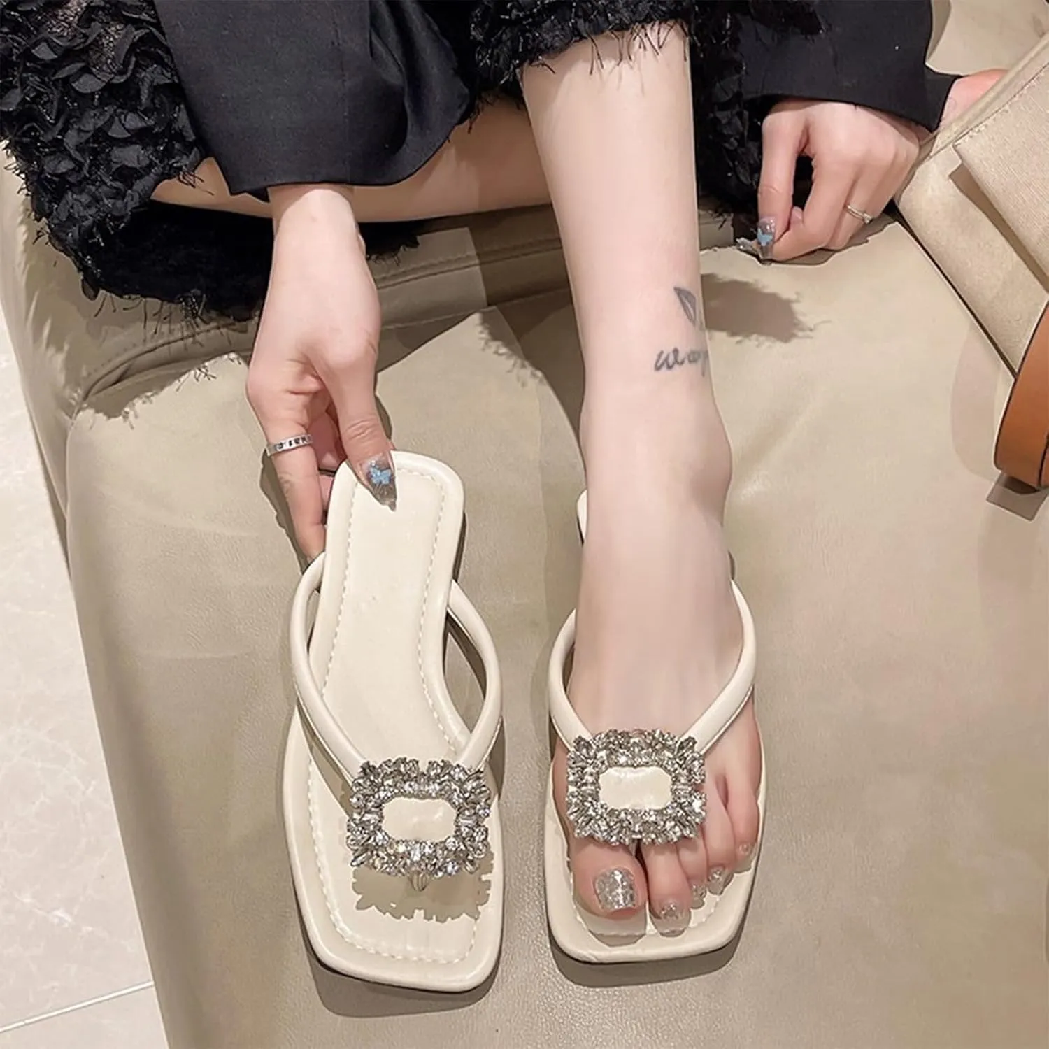 Women's Fashion Leather Flat Flip Flops with Sparkly Rhinestone Summer Comfortable Clip Toe Beach Pool Sandals for Holiday Party Dinner Cute Sandal