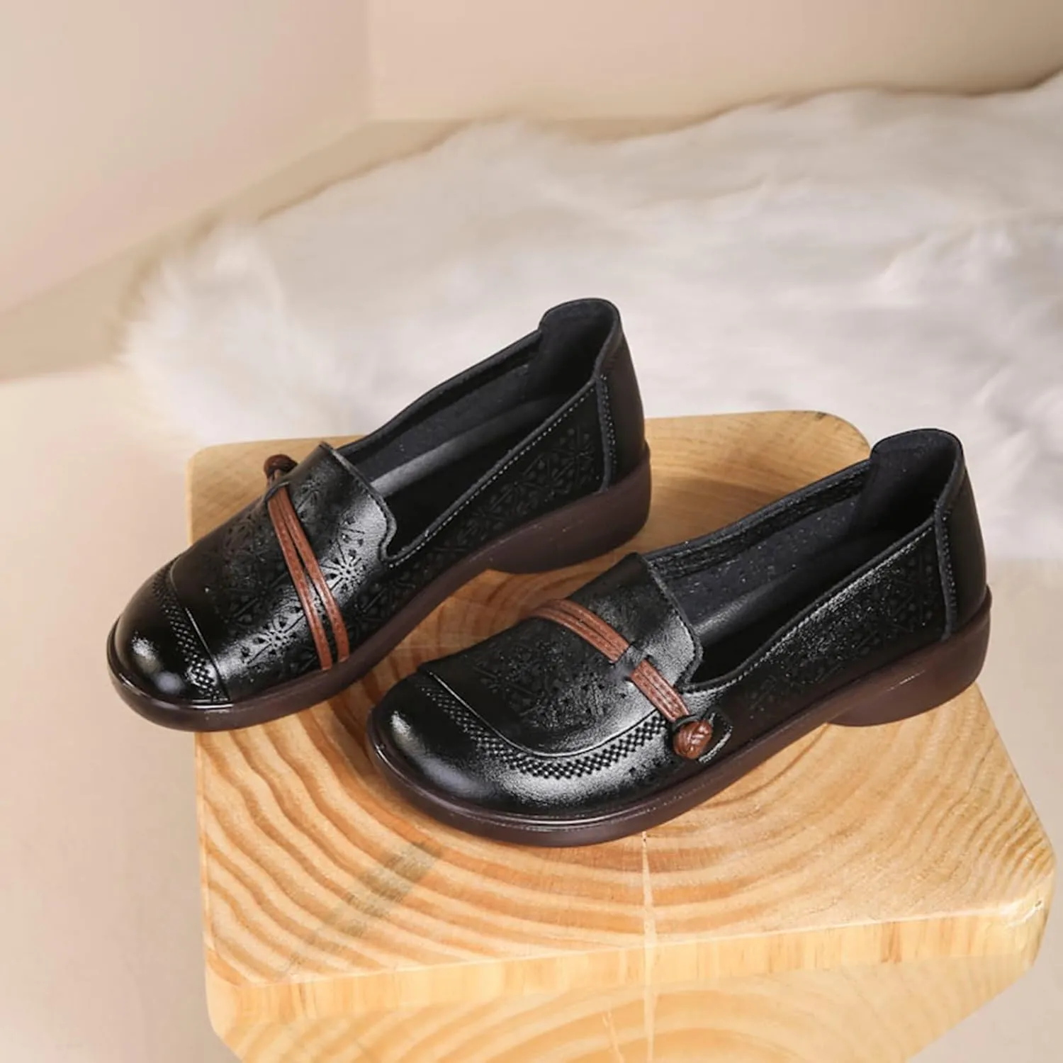 Women's Leather Cutout Flat Loafers Comfort Round Toe Slip On Softsole Walking Driving Flats Breathable Lightweight Casual Shoes